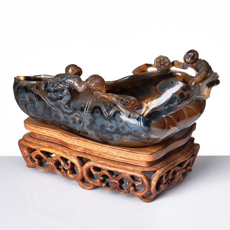 A sculptured agathe brush washer, late Qing dynasty.