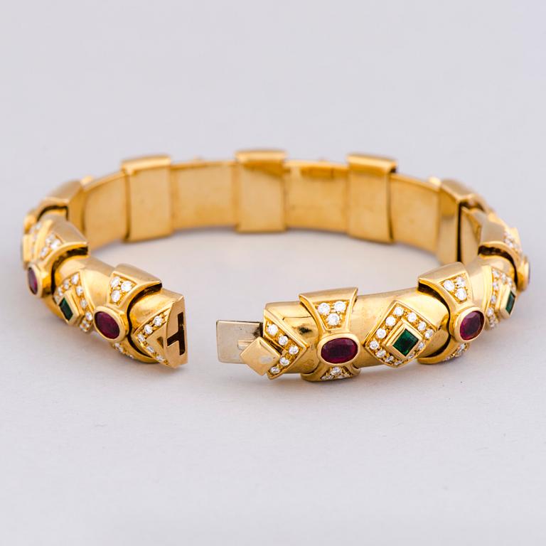 ARMBAND, fasettslipade smaragder och rubiner, briljantslipade diamanter, 18K guld.