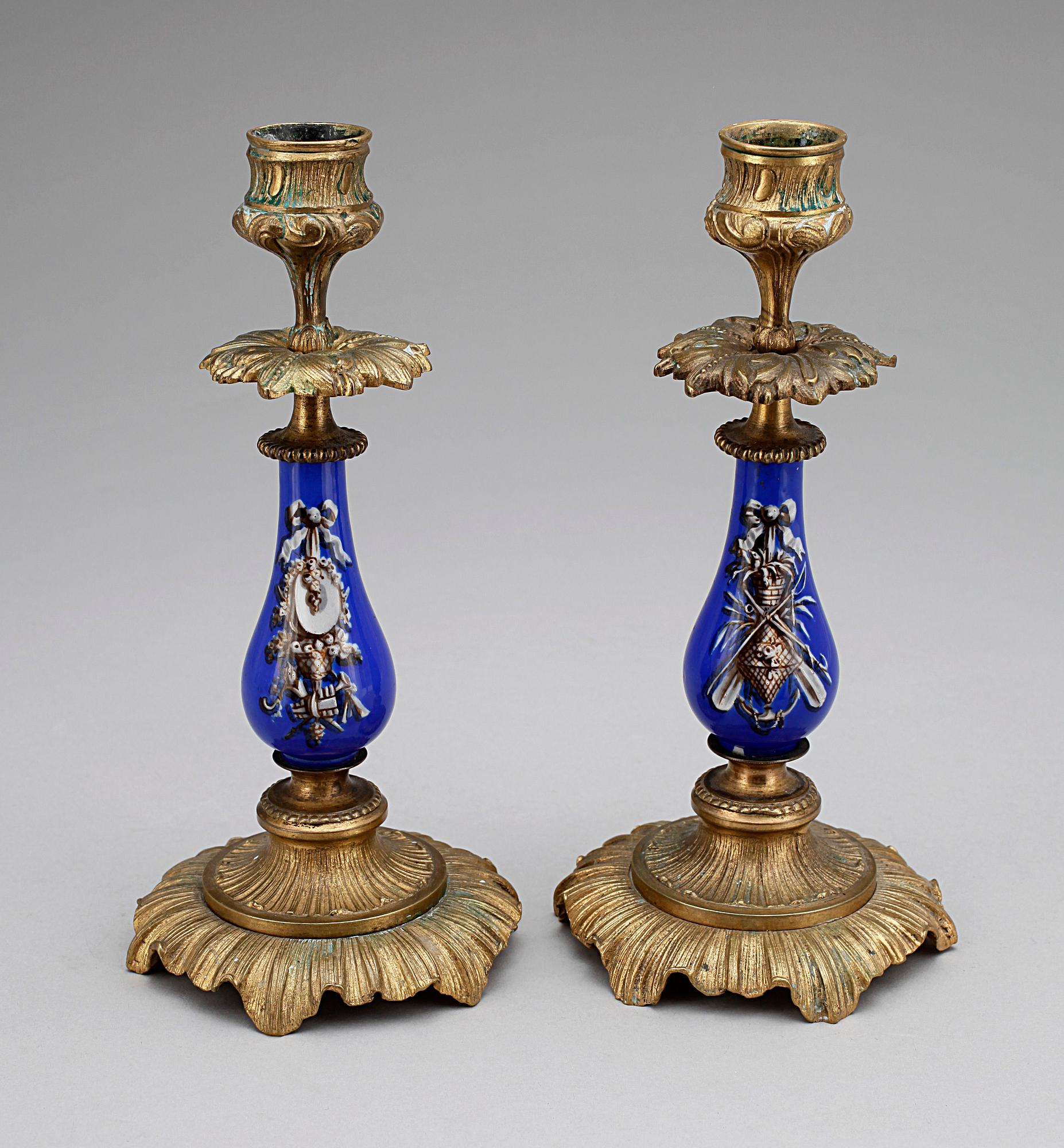 LJUSSTAKAR, ett par, porslin samt mässing, sent 1800-tal.