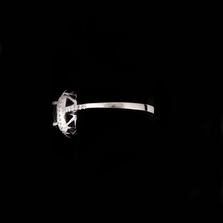 RING, 14k vitguld med safir ca1,75ct och diamanter tot ca 0,38ct. Vikt 3,3g.