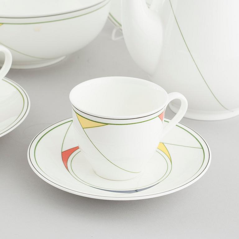 A 62 pieces bone china servis "Trio" from Villeroy & Boch. Produced between 1984 and 1988.