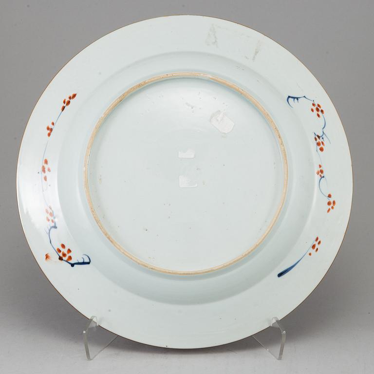 An imari export porcelain serving dish, Qing dynasty, 18th century.