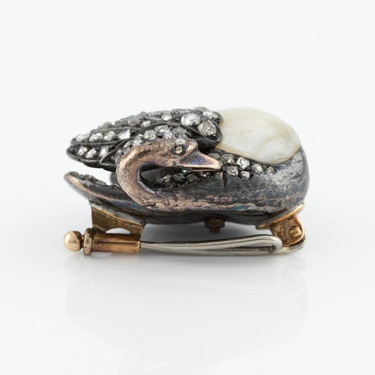 Brooch in the shape of a swan in silver and gold with a blister pearl and rose-cut diamonds.
