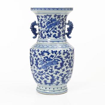 A blue and white porcelain vase, China, Qing dynasty, 19th century.