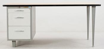 SKRIVBORD, metall samt trä, Lindqvists verkstads AB Motala, 1900-talets mitt.