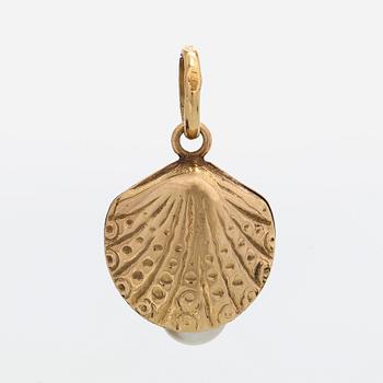 An 18K gold pendant with a cultured pearl.