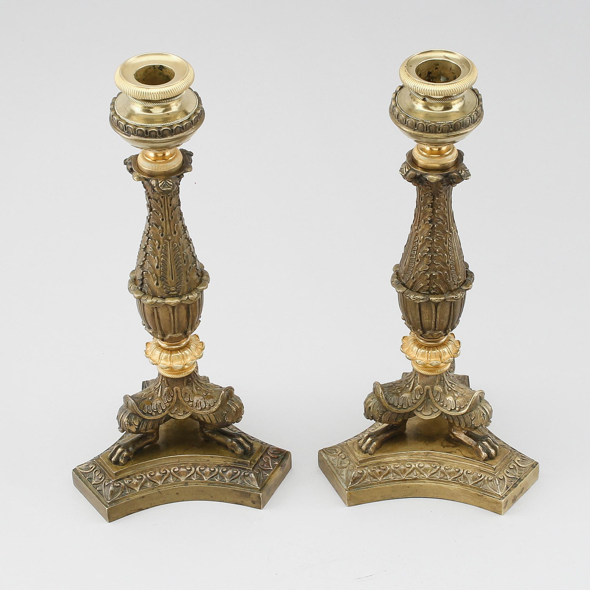 LJUSSTAKAR, 2 st, patinerad brons, senempire, 1800-talets första hälft.