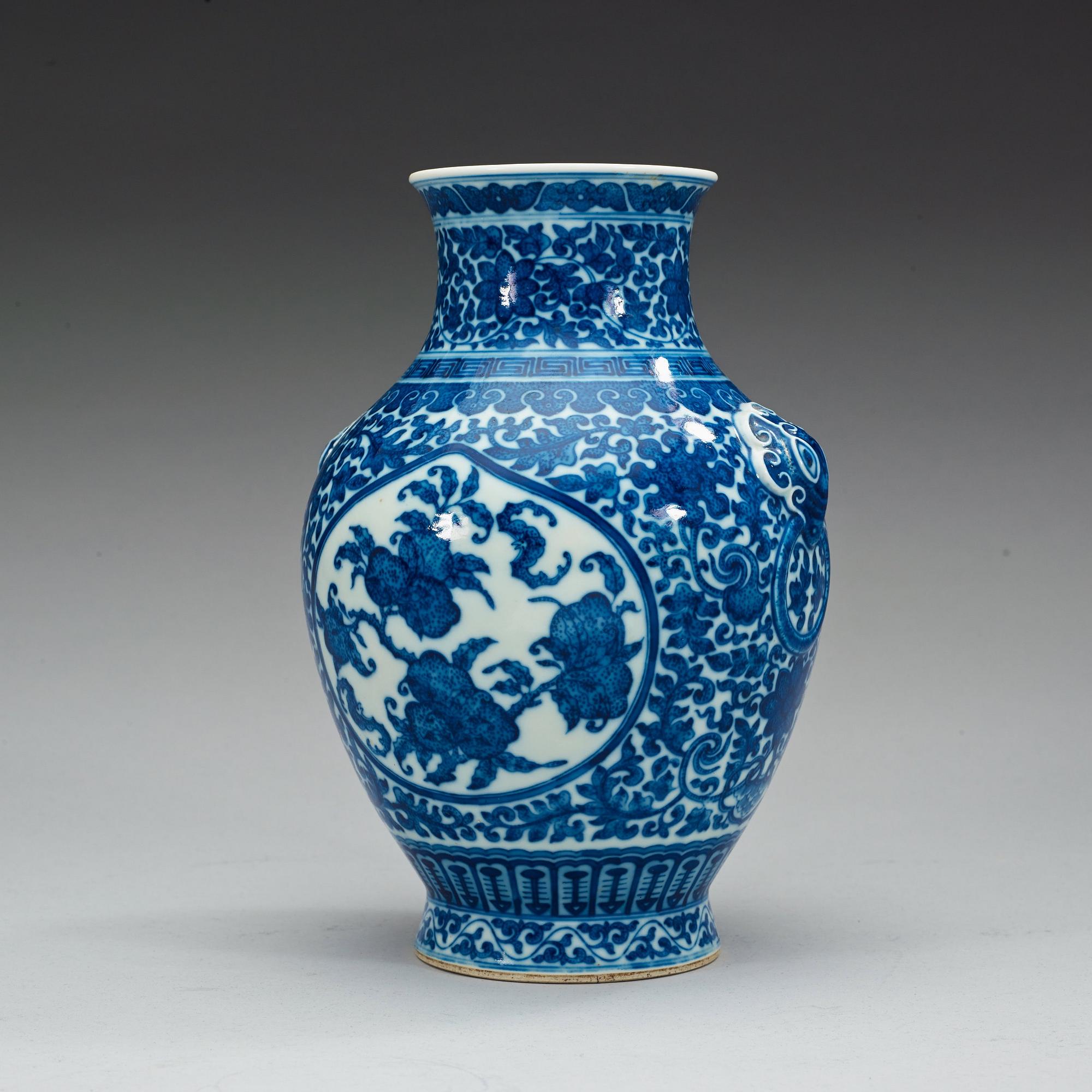 VAS, porslin. Republik, 1900-tal, med Qianlong sigillmärke.