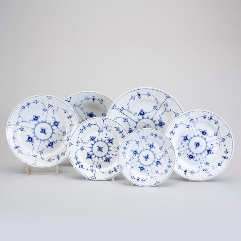 SERVISDELAR, 133 st, porslin, "Musselmalet", Royal Copenhagen, Danmark, 1900-talets andra hälft.