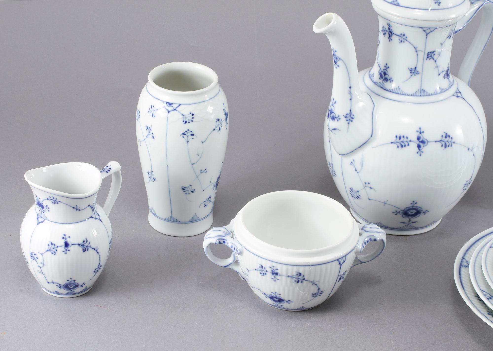 SERVISPORSLIN, 24 delar, porslin, "Musselmalet", Royal Copenhagen, 1900-talets andra hälft.