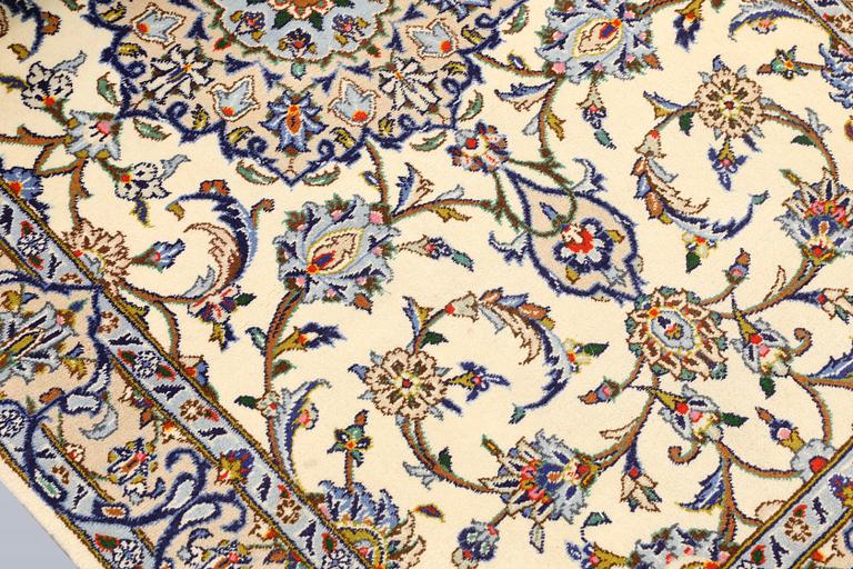 A Keshan runner, c. 586 x 103 cm.