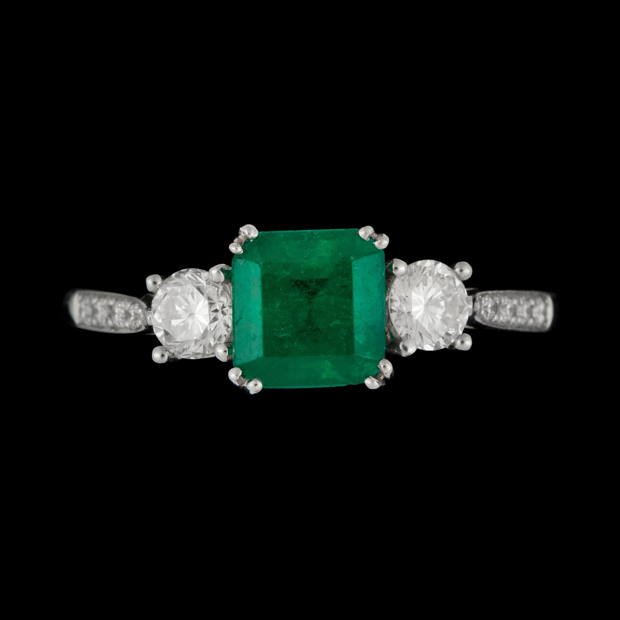 RING, smargd, 1.09 ct. och briljanter tot. 0.36 ct.