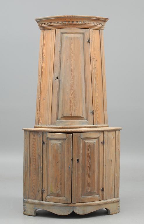 HÖRNSKÅP, allmoge. 1800-tal.