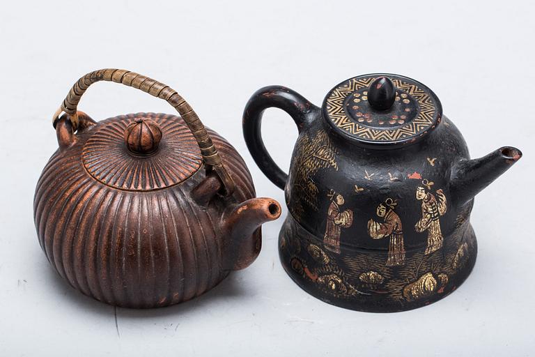 TEKANNOR, 2 st, lergods, Kina. 1900-/2000-tal.