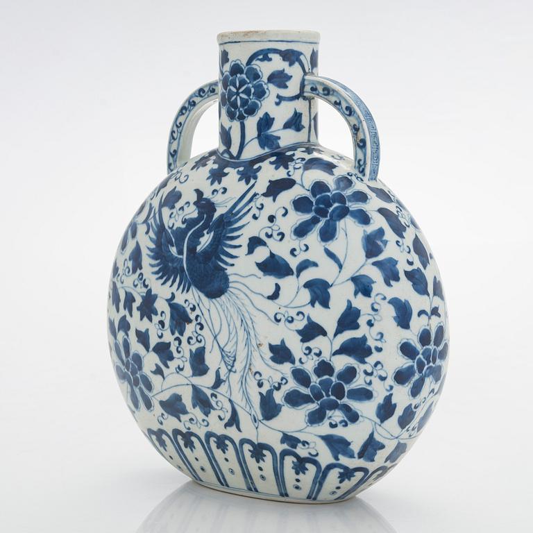 A blue and white flattened pilgrim vase, China, 20th century.