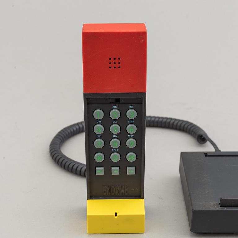 An 'Enorme' phone ny Ettore Sottsass, 1986.