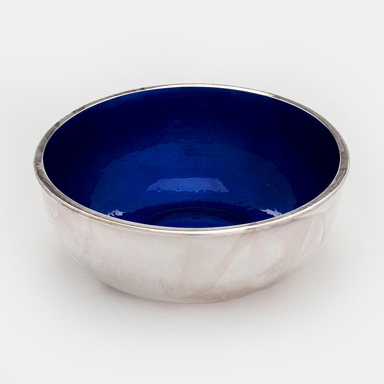 A. Tillander, skål, sterlingsilver och emalj. Helsingfors 2005.