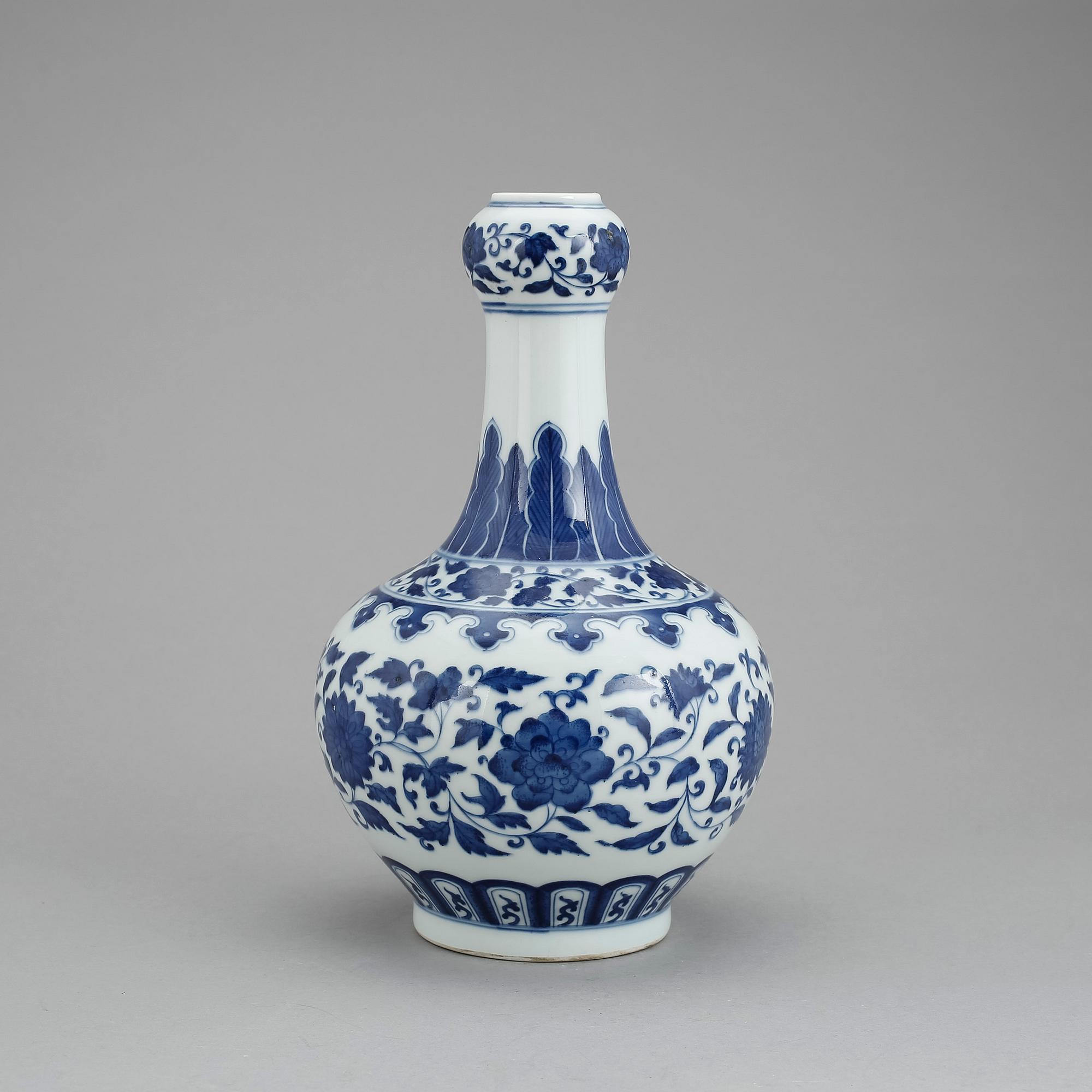 VAS / FLASKA, porslin. Kina, modern tillverkning med Qianlongs sigill.