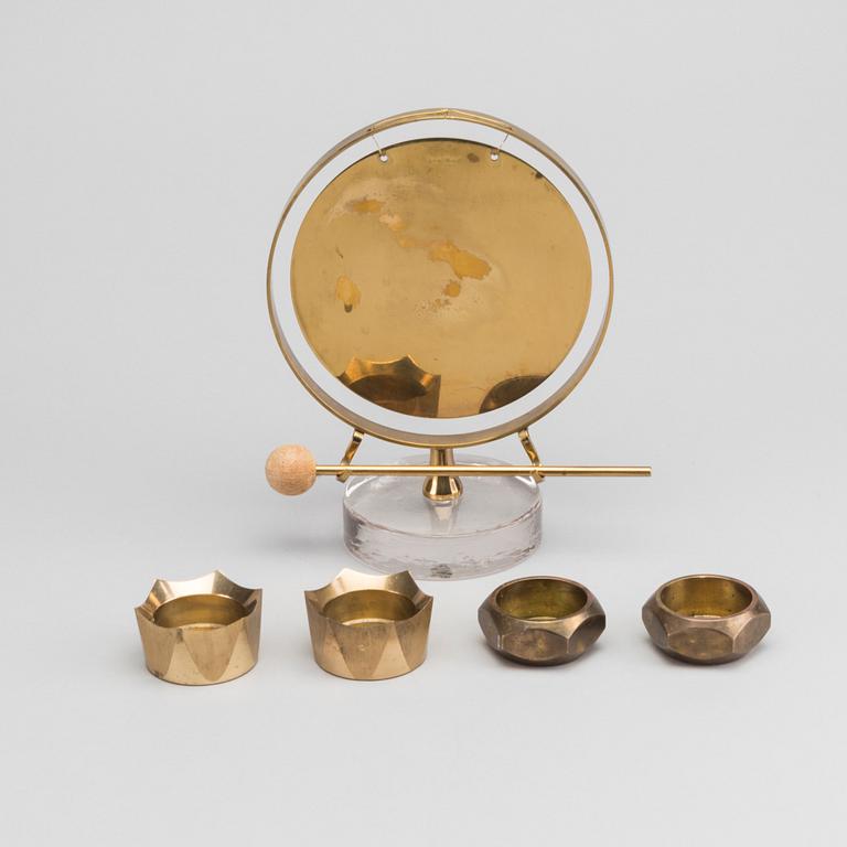 GONGGONG Ystad metall samt LJUSSTAKAR 4 st Skultuna, 1900-talets senare del.