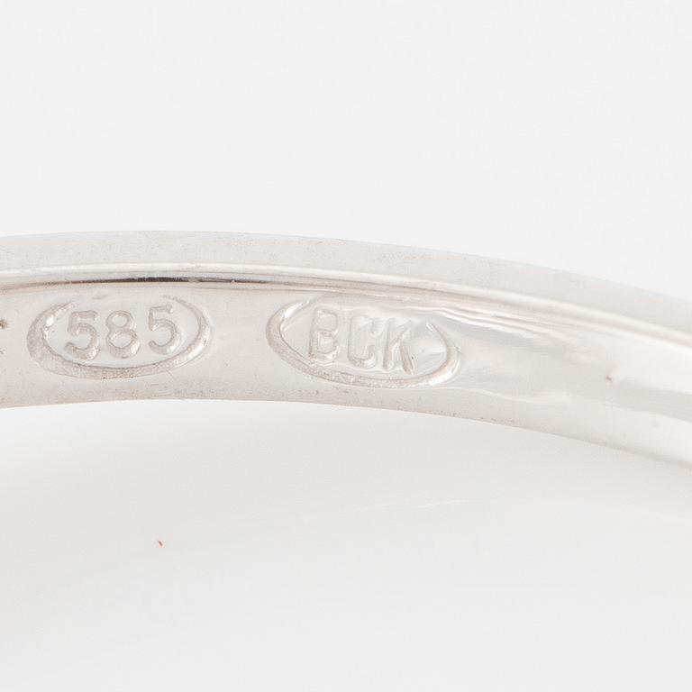 Ring in 14K white gold with a sapphire and brilliant-cut diamonds.