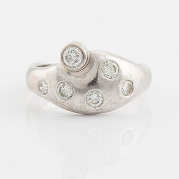 An 18K white gold ring set with round brilliant-cut diamonds.