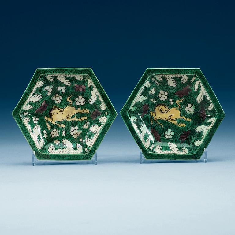 A pair of famille verte dishes, Qing dynasty, Kangxi (1662-1722).