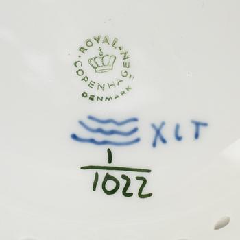 A set of 7 pieces of tableware "Musselmalet" by Royal Copenhagen.