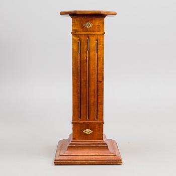 PIEDESTAL, Mahognyfanerad, tidigt 1900-tal.