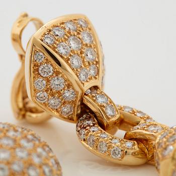 Cartier a pair of earrings in 18K gold set with round brilliant-cut diamonds.