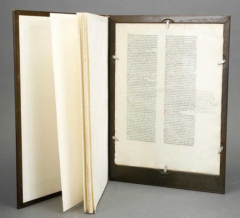 GUTENBERG AND CATHOLICON OF 1460 MED ORIGINALBLAD, New York 1936 resp Mainz 1460.