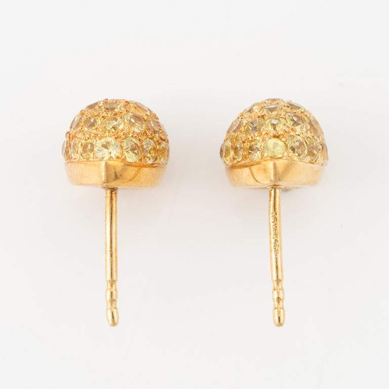 A pair of earrings in 18K gold with cultured pearls, yellow sapphires, and round brilliant-cut diamonds.