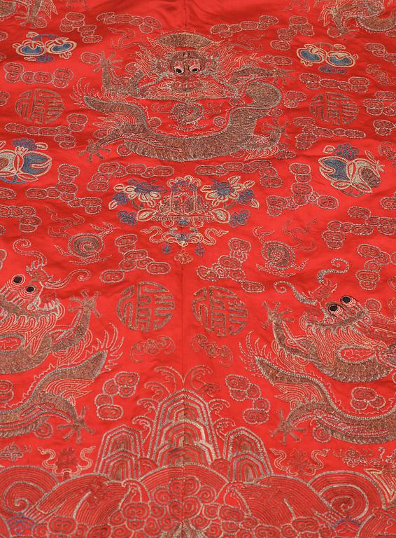 A CHINESE ROBE, silk. Height 101,5 cm. Around 1900.