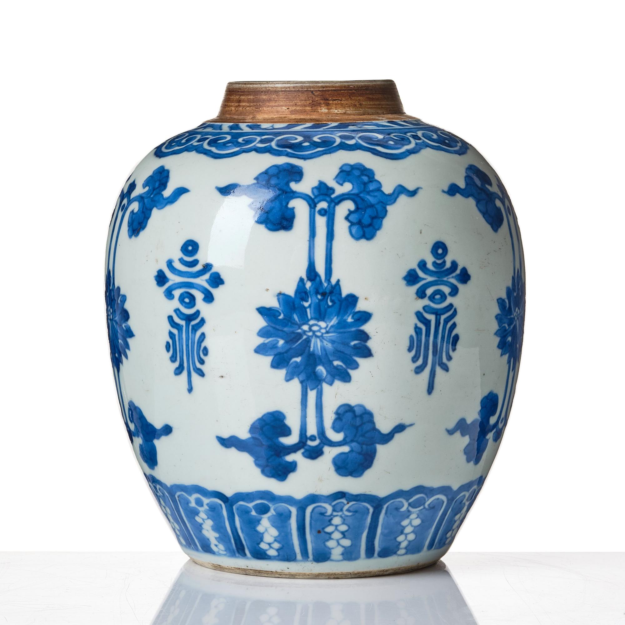 A blue and white jar, Qing dynasty, Kangxi (1662-1722).