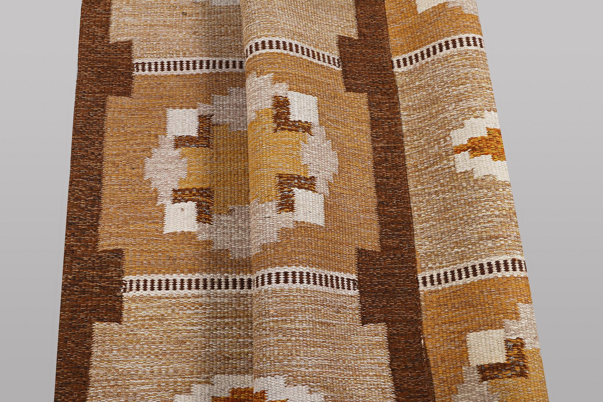 Ingegerd silow, a flat weave carpet, signed IS, ca 228 x 167 cm.