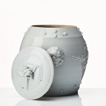 Burk med lock, porslin. Qing dynastin, Kangxi (1662-1722).