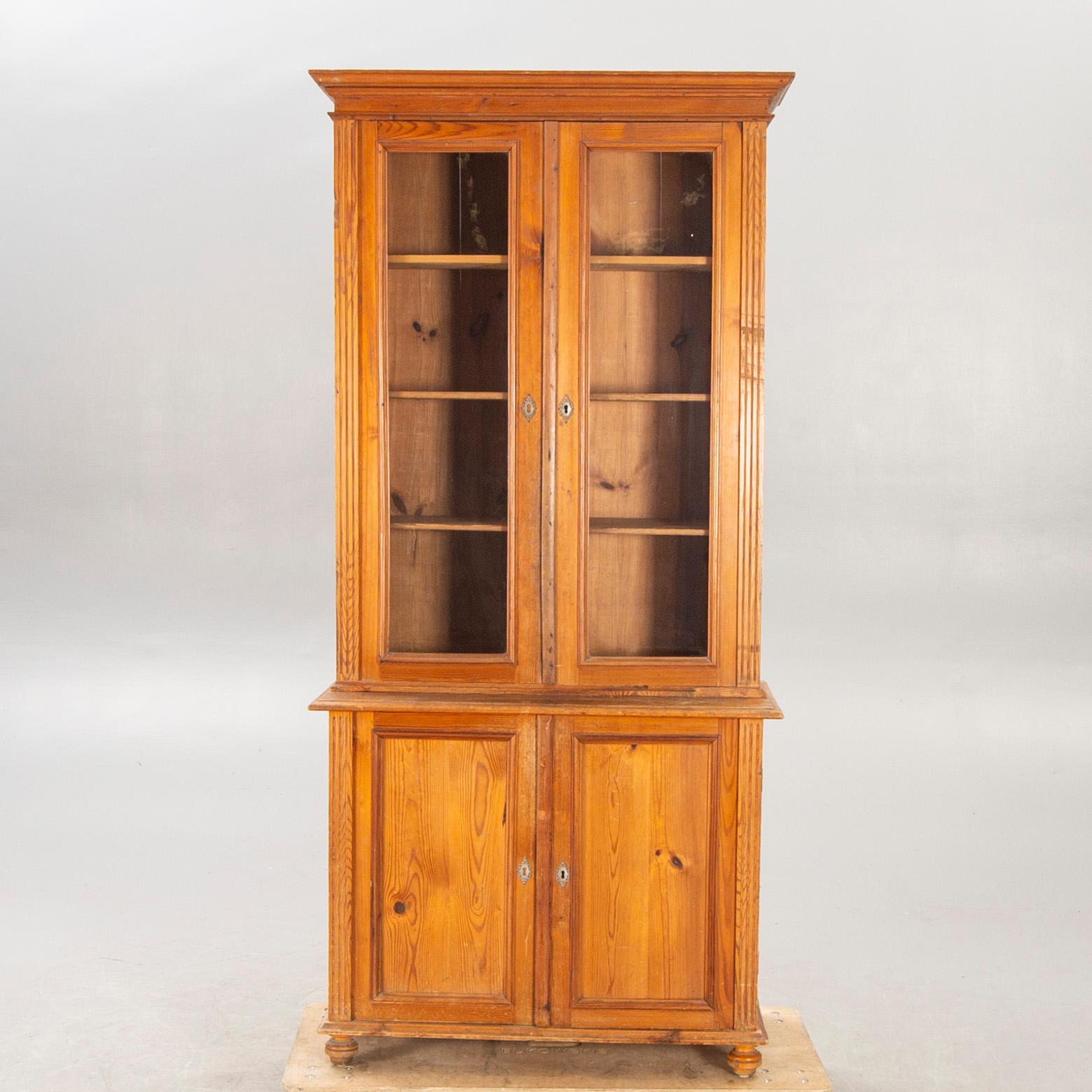 A pine display cabinet around 1900.