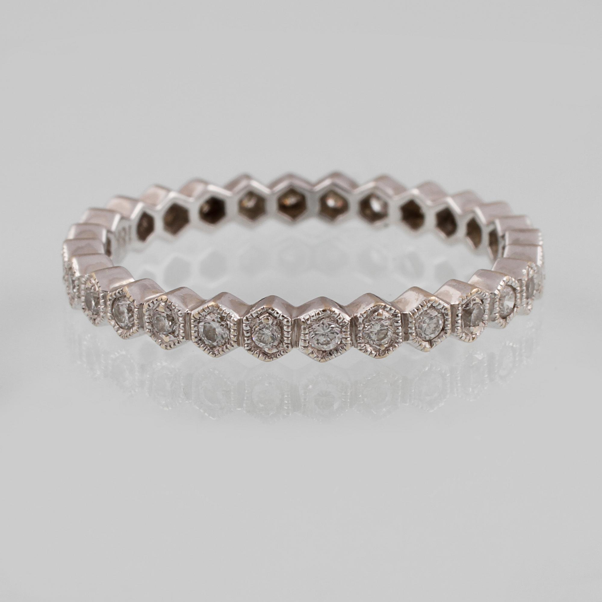 RING, 18K vitguld med briljantslipade diamanter. Vikt 1,8 gram.