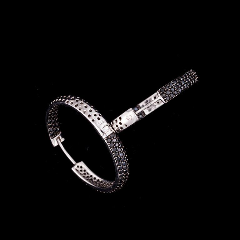 KORVAKORUT, sterling hopeaa ja tummia strasseja. 2000-luku.