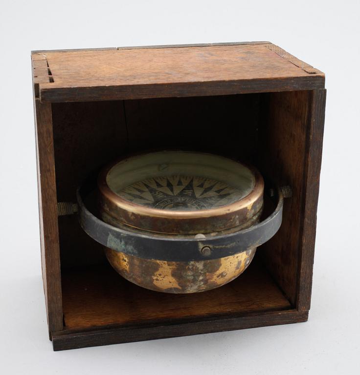 A compass by Iver C. Weilbach, Copenhagen, around turn of the century 1900.