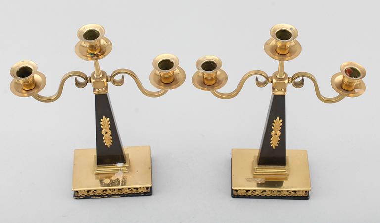 KANDELABRAR, 1 par, mässing och patinerad metall, 1900-tal.