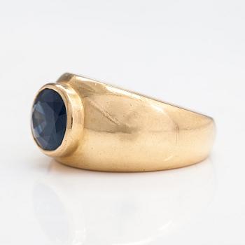 Ring, 18K guld och safir ca 3.0 ct. Med certifikat.