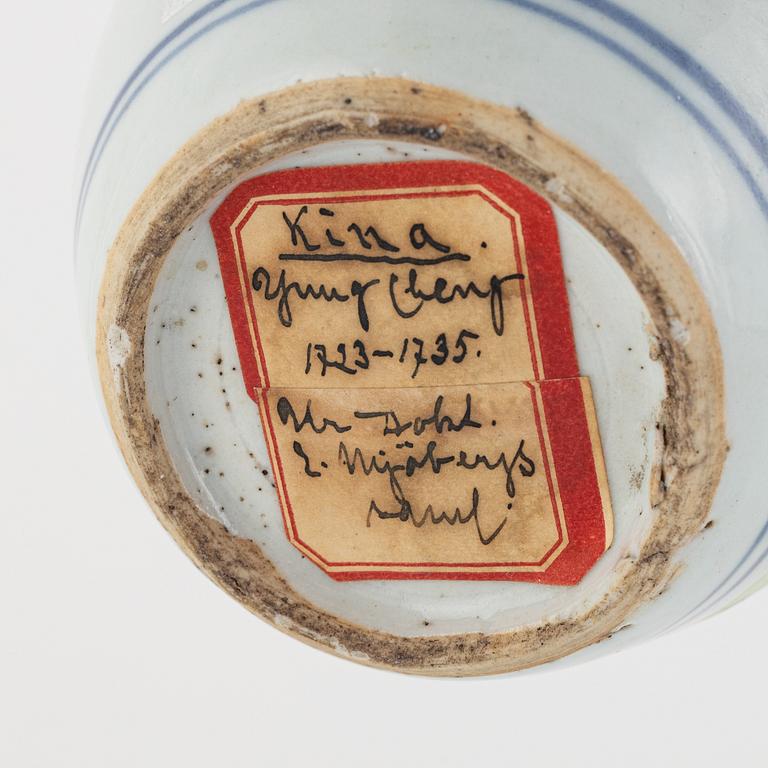 Bojaner, ett par, famille rose, Qingdynastin, Qianlong (1736-95).