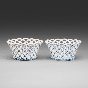 A pair of Swedish faience chesnut baskets, Rörstrand, 1700-tal.