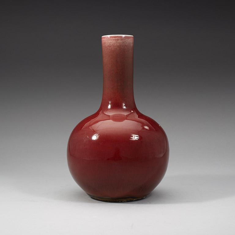 A 'sang de boef' glazed vase, late Qing dynasty.