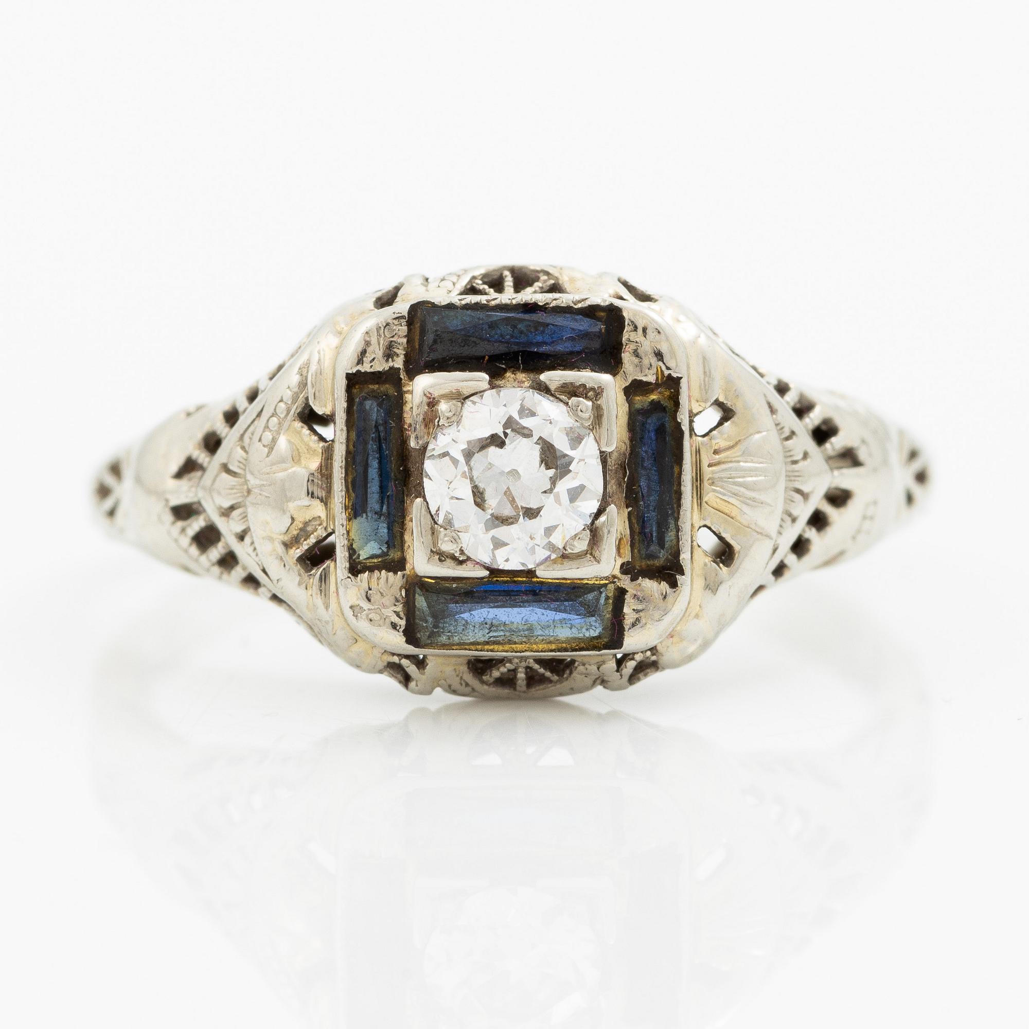 Ring, 18K vitguld med gammalslipad diamant och blå stenar.