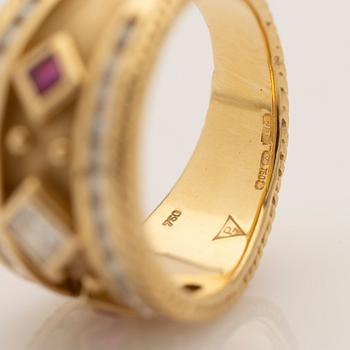 Ring, 18k guld, prinsesslipad diamant och röd sten.