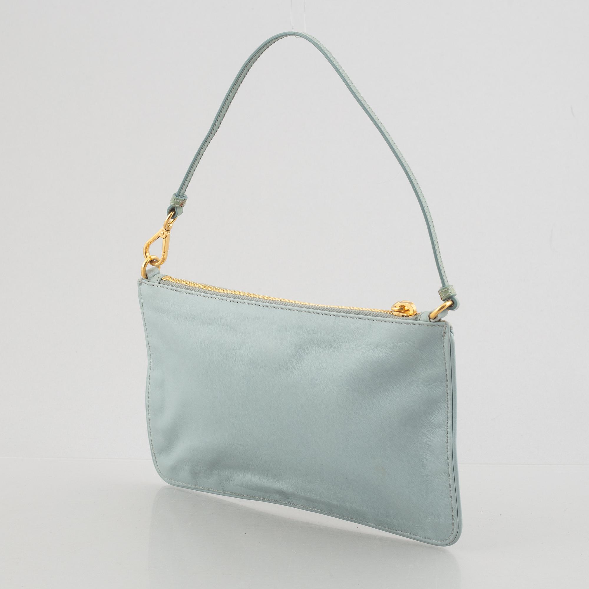 Prada, bag/clutch.