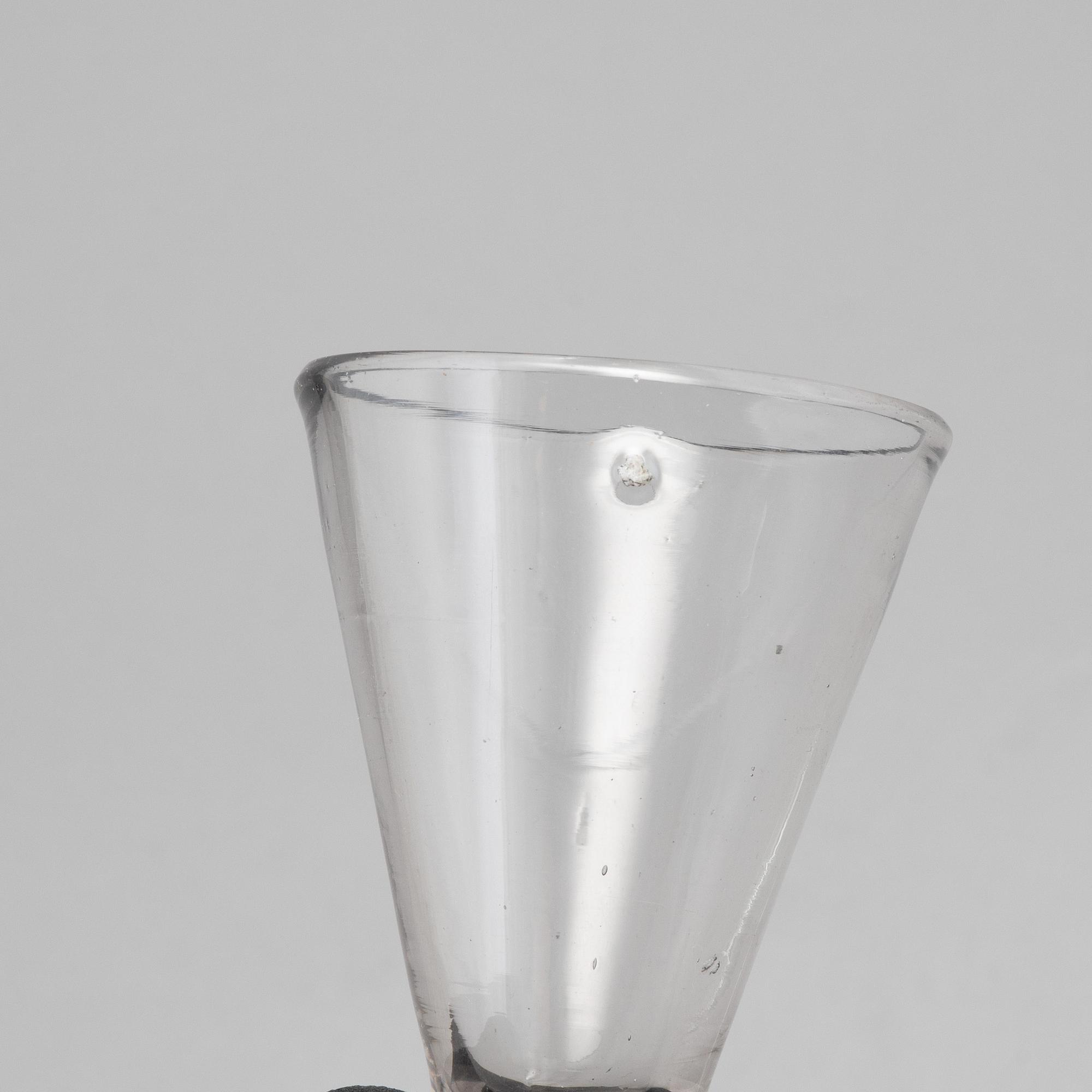 Spetsglas, tre stycken, 1+1+1, 1700-tal, samt omkring år 1800.