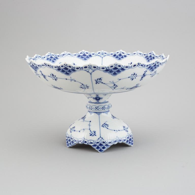 Royal Copenhagen, a porcelaine bowl, Musselmalet, number 1/634.