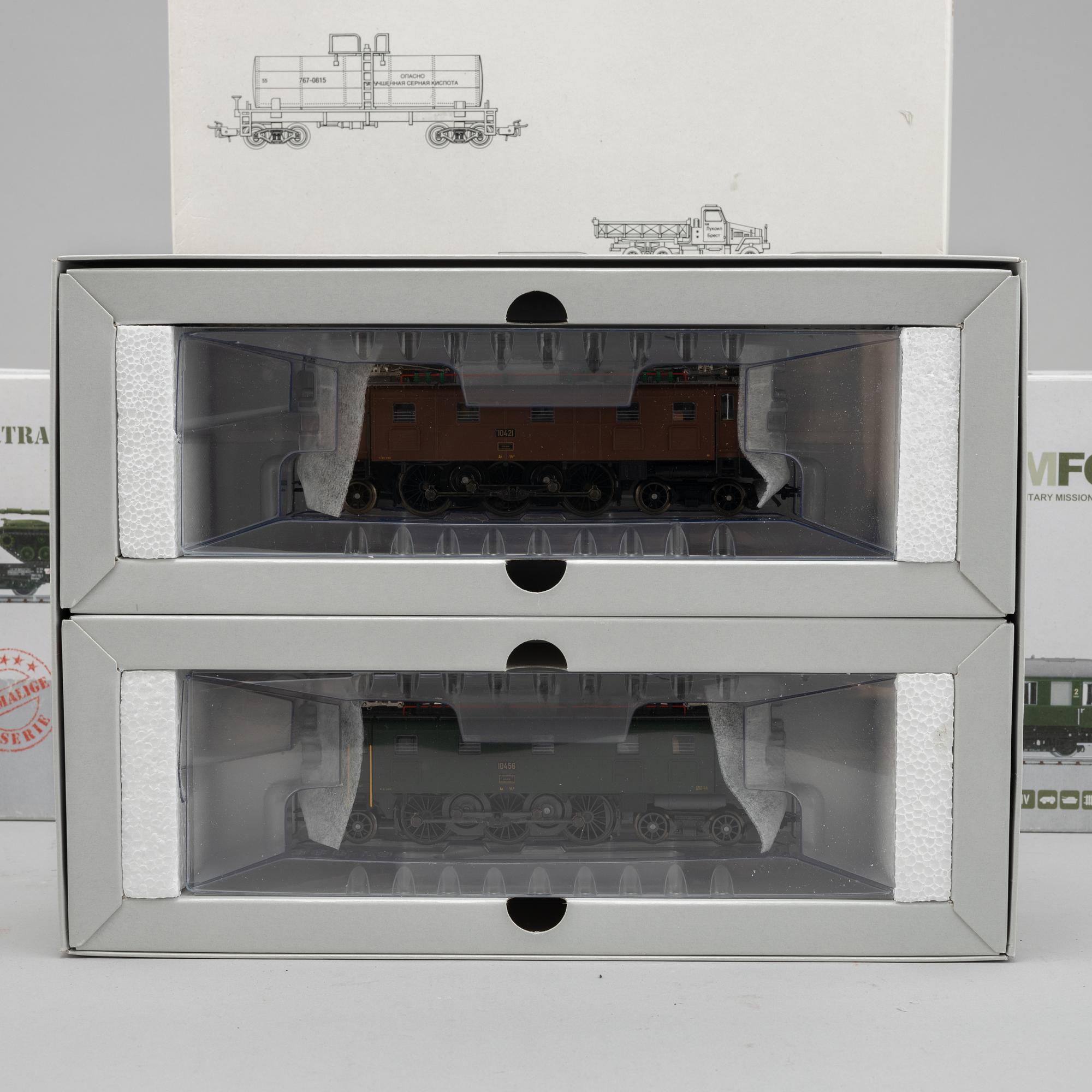 Märklin, engines and traincars, scale H0, in boxes.